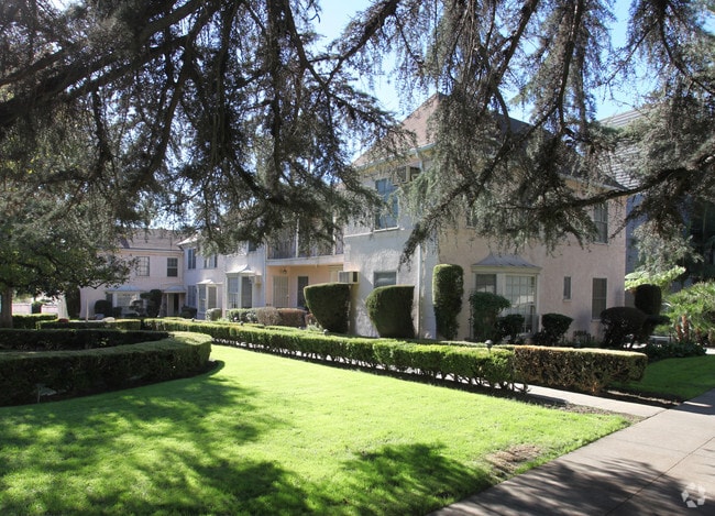 Building Photo - 4634 Los Feliz Blvd