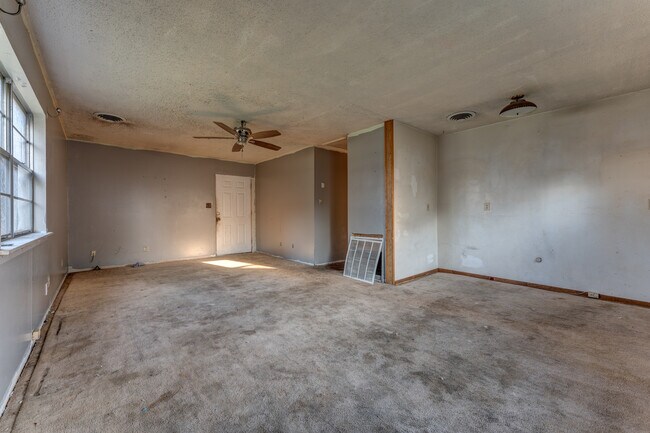 Building Photo - 121 W Pecan St