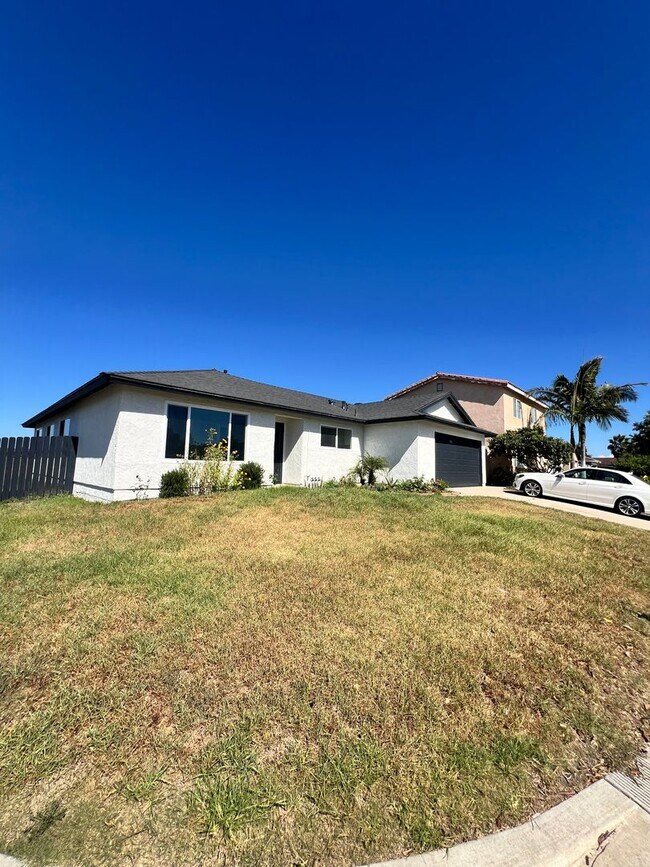 Building Photo - Oxnard - Four bedroom, two bathroom, singl...