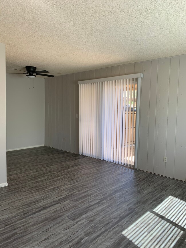 Building Photo - 729 E Cochise Dr