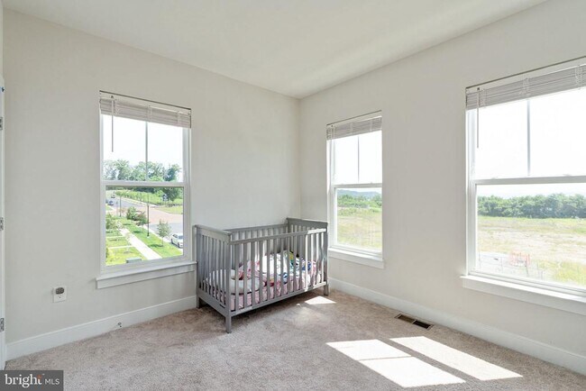 Building Photo - 1747 Riverbluff Ave