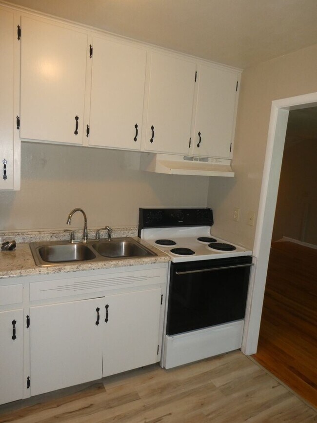 Building Photo - 2600 Braemore Rd