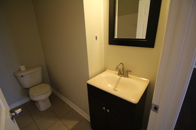 Building Photo - Spacious 2 Bedroom close to campus!