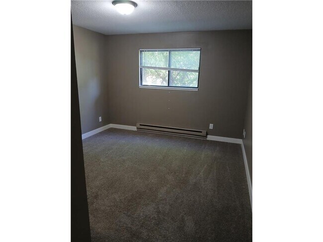 Building Photo - 901 Country Club Dr