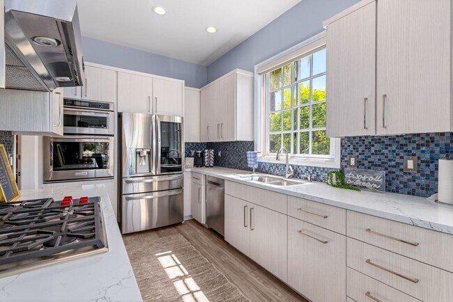 Building Photo - 546 N Indian Canyon Dr