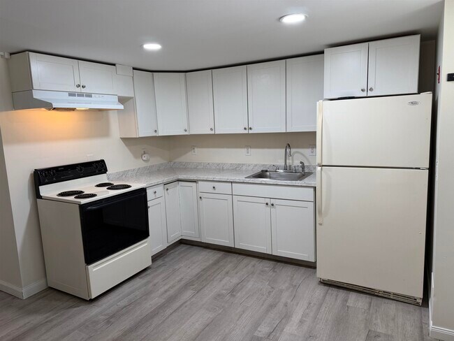 Building Photo - 32 Forest Rd