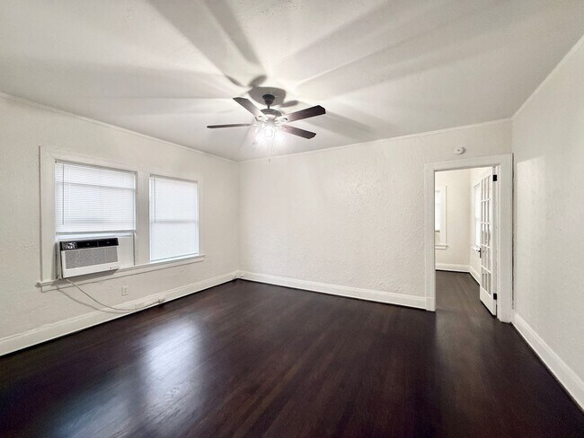 Building Photo - Unique Downstairs 1/1 w/ Hardwoods in Small 1920's Complex