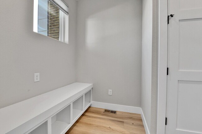 Building Photo - $3,200 - 2 Bed, 2.5 Bath Townhome in Prime...