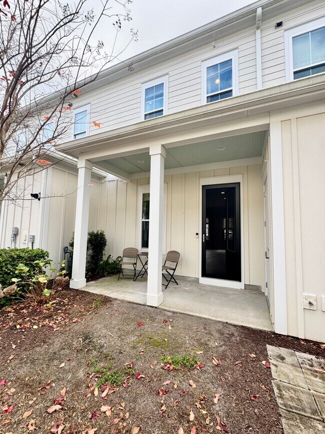 Building Photo - ELITE Townhome on Market Common! Move in ready! Make it YOURS for the Holidays!