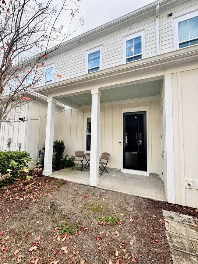 Building Photo - Upscale Townhome in Market Common! MOVE-IN READY!