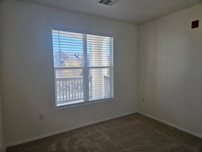 Building Photo - 2 bed 1.5 bath 2nd floor Condo.