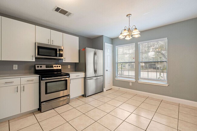 Building Photo - Don't Miss Out On This Spacious 3bd/2bath Home!