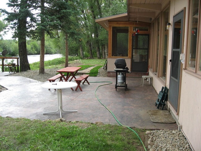Building Photo - 3 Bedroom home on the river
