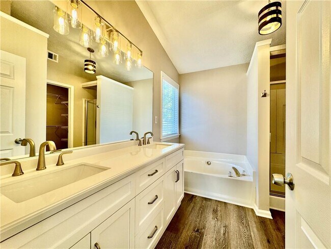 Building Photo - 3205 Northcliff Dr