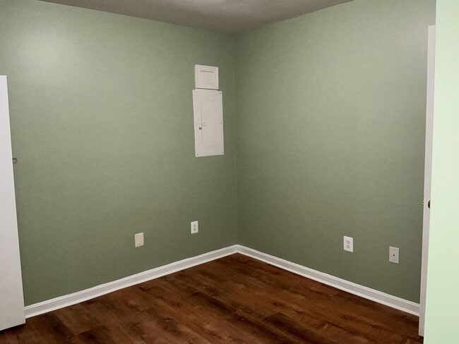 Building Photo - Beautiful 3BR 3.5BA 3 level townhome locat...