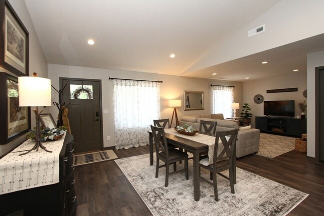 Building Photo - Beautiful Furnished Townhouse -Shorter Ter...