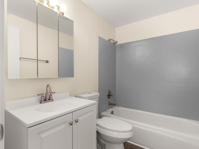Building Photo - 2 bedroom, 1 bath near Mt. Tabor in SE Por...