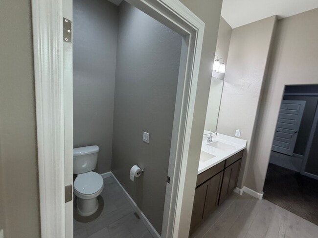 Building Photo - 40946 W Hillman Dr