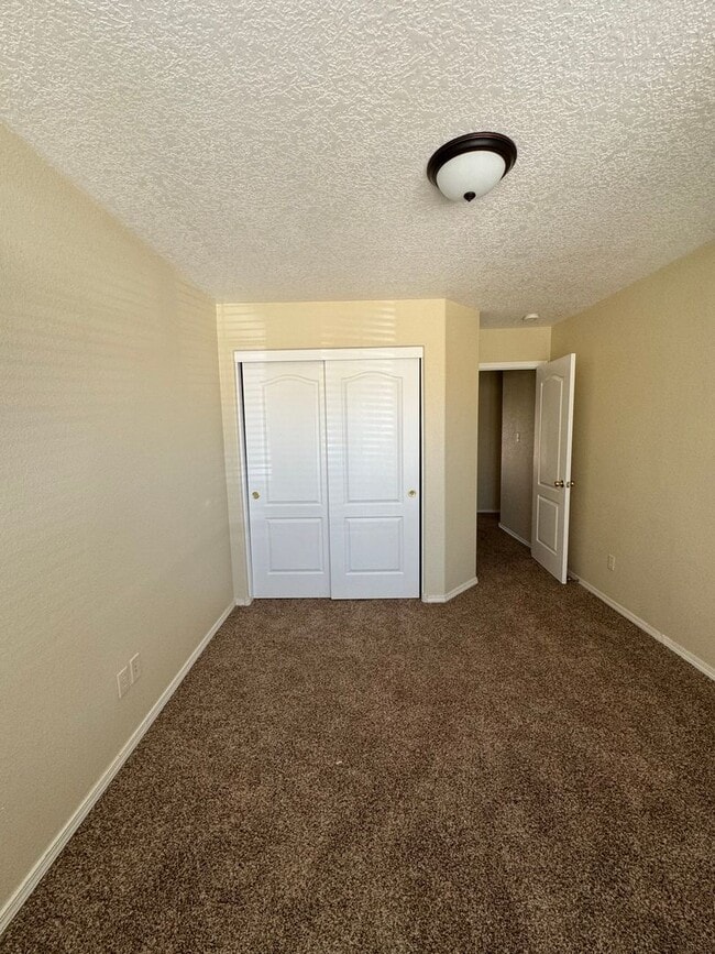 Building Photo - 3 bed 2 bath home