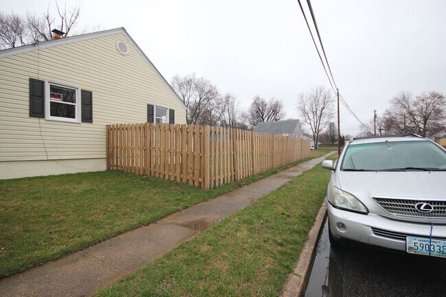 Building Photo - Renovated 2 Bedroom, 1 Bath Single-Family Home