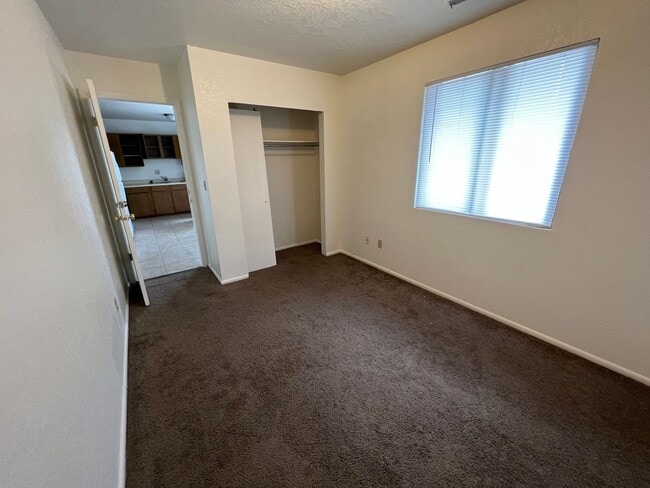 Building Photo - Diamond Ridge 02