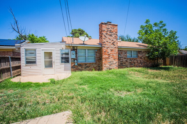 Building Photo - Beautiful 3/2 with a Bonus Room!