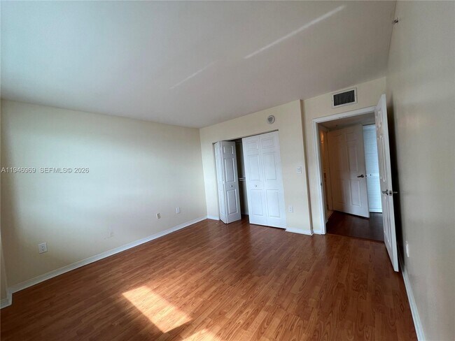 Building Photo - 1155 Brickell Bay Dr