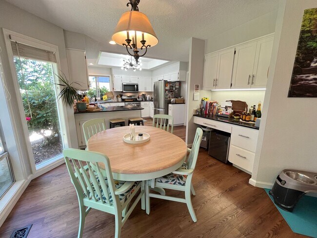 Building Photo - Beautiful 4Bd + 3Ba in Portland!! Offers Beautiful Outdoor Views and Great Gardening Backyards!!