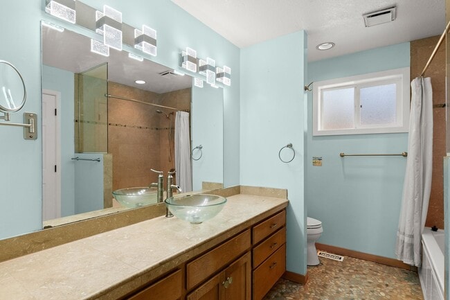 Building Photo - Contemporary One-Level 2 Bed/1 Bath Tranquil Retreat