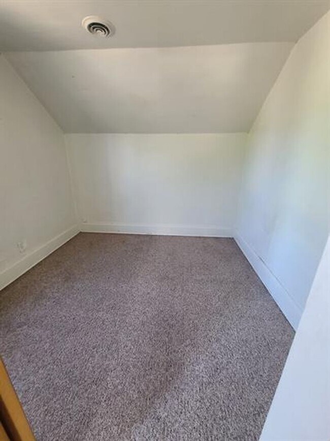 Building Photo - 1323 Shore Dr