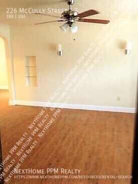 Building Photo - 226 McCully St