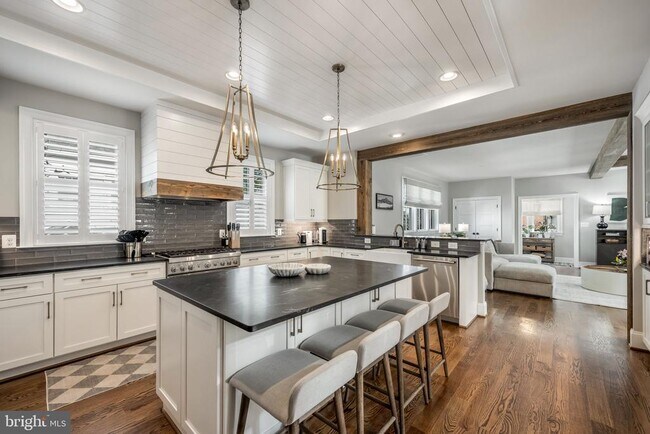 Building Photo - 323 S West St