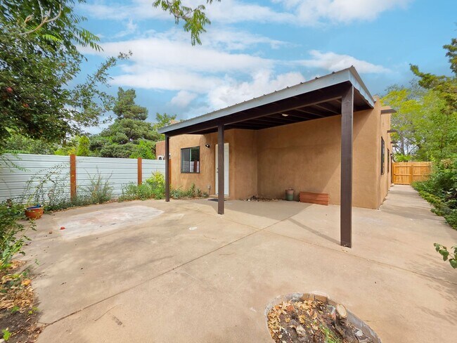 Building Photo - 1504 Escondida Ct