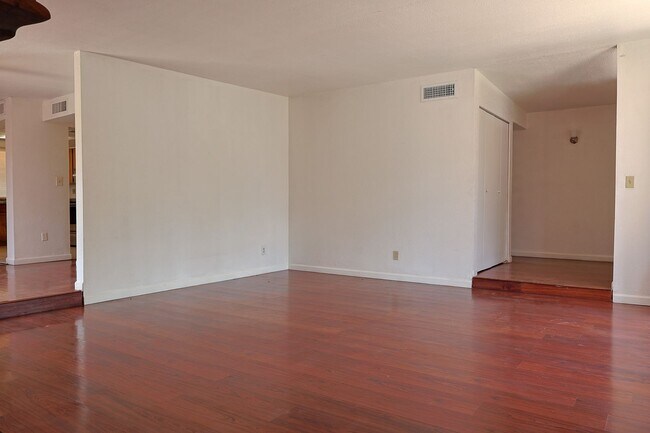 Building Photo - 618 N Medford Dr