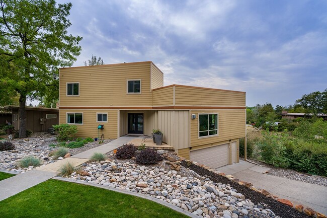 Primary Photo - Large 4 bedroom home with Garage - ALL UTI...