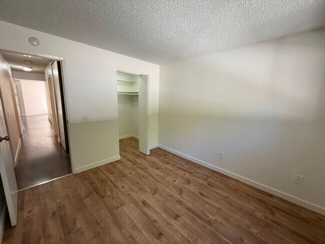 Building Photo - 3 Bed 2 Bath Condo & Pool Access!