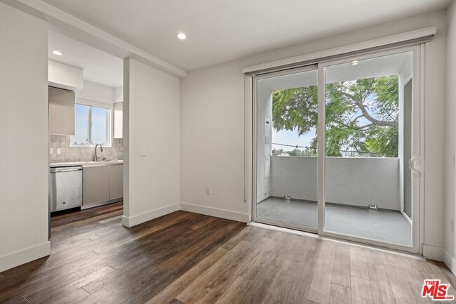 Building Photo - 2321 Fox Hills Dr