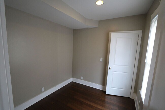 Building Photo - 3 Bed 1 Bath Downtown St. Joseph