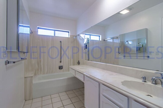 Building Photo - Stunning home off Sunrise and Swan!