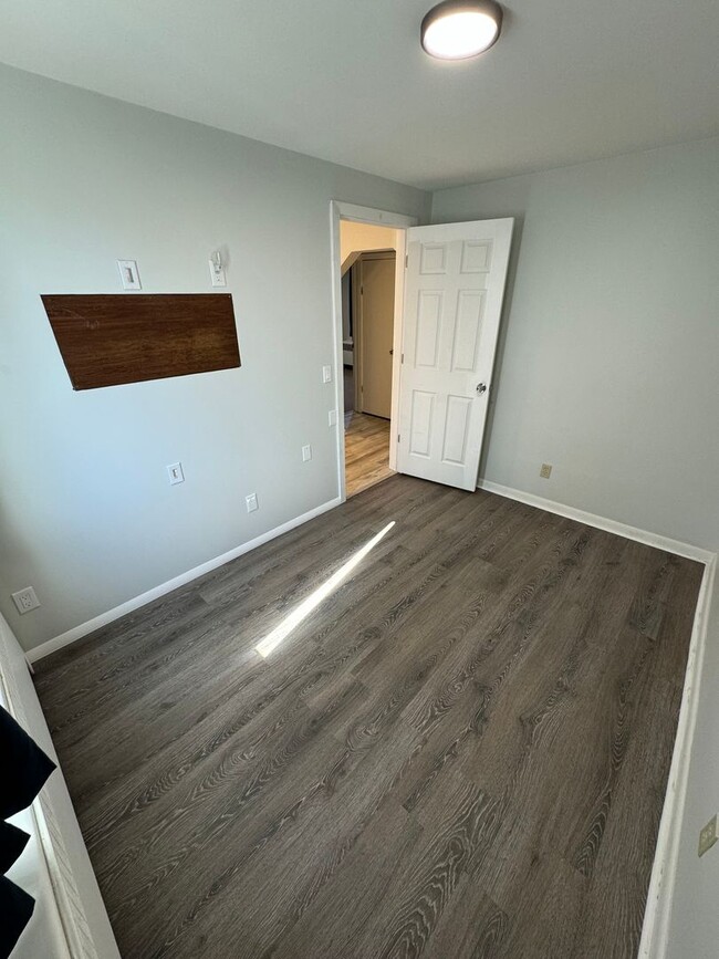 Building Photo - TWO BEDROOM 2nd Floor Rear Apartment in Pa...