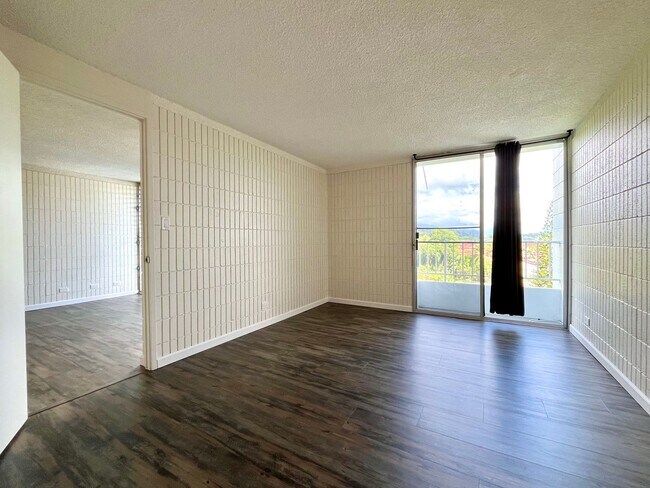 Building Photo - Haiku Hale: 2 Bed, 1 Bath Condo w/ 1 Parki...