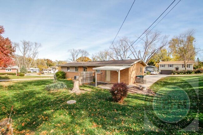 Building Photo - Comfortable 3 Bd /1.5 Ba Home  $300.00 off...