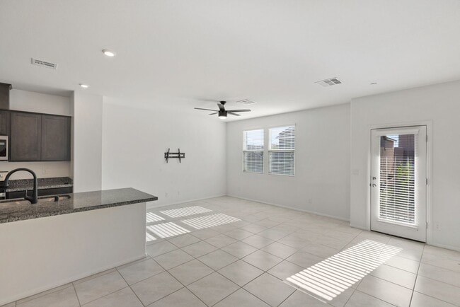Building Photo - LIKE NEW 3 BEDROOM TOWNHOME
