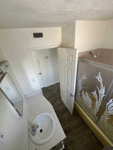 Building Photo - 485 North Cir