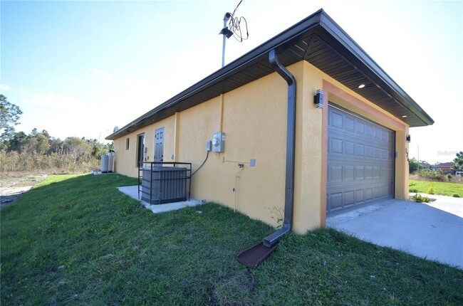 Building Photo - 1242 Hathor St E