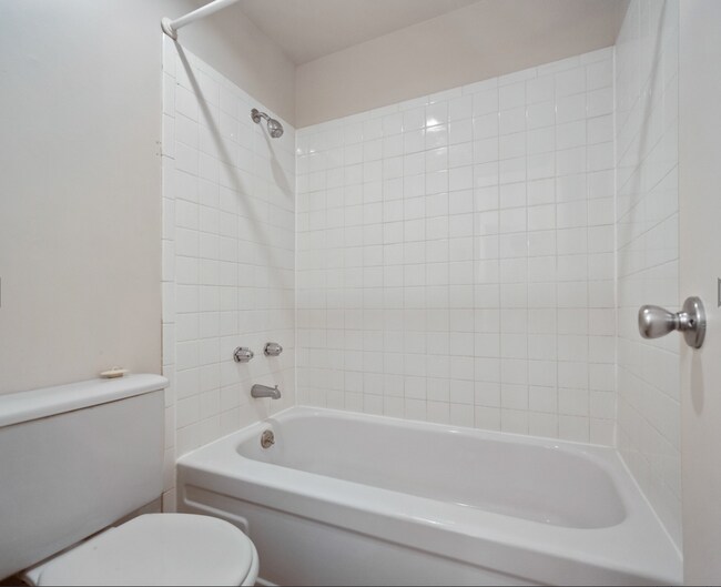 Building Photo - DESIRABLE MILLWOOD NEIGHBORHOOD ON TREE LI...