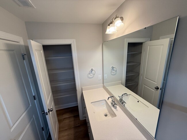Building Photo - Brand New Townhome in Hickory Ridge School...