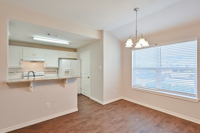 Building Photo - Mansfield 3/2 Duplex