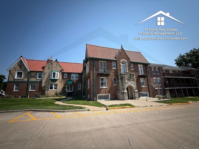 Building Photo - 101 E 10th St