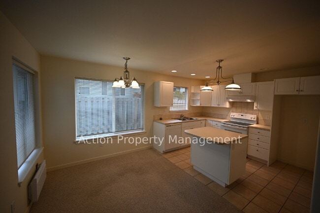 Building Photo - 2 bed, 2 bath, 1 car garage in a 4-plex, in Sequim